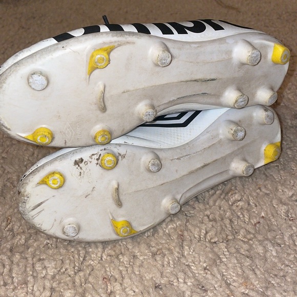 Umbro Soccer Cleats - Picture 5 of 6